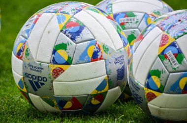 Lviv , Ukrayna - 10 Ağustos 2018: Uefa Uluslar Ligi'nin resmi topları Arena Lviv, Ukrayna'da Uefa Uluslar Ligi grup seçimi sırasında çimüzerinde yatıyor
