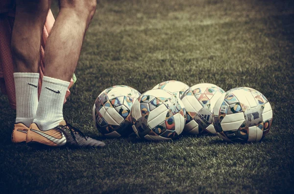 リヴィウ ウクライナ 2018 アリーナリヴィウ ウクライナのサッカー選手の足とUefaネーションズリーグの公式ボール — ストック写真