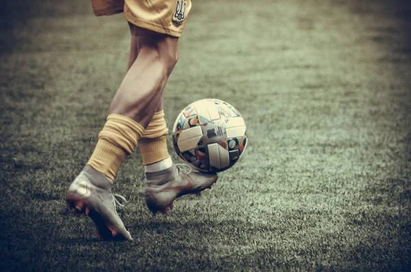 リヴィウ ウクライナ 2018 スロバキアとウクライナの代表チーム間のUefaネーションズリーグ中に足でボールを持つサッカー選手 ウクライナ — ストック写真