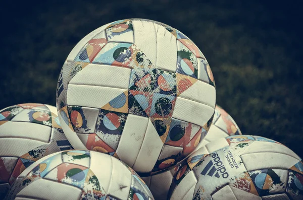 リヴィウ ウクライナ 2018 Uefaネーションズリーグのクローズアップの公式ボールは アリーナリヴィウ ウクライナのUefaネーションズリーグのグループ選択中に芝生の上にあります — ストック写真
