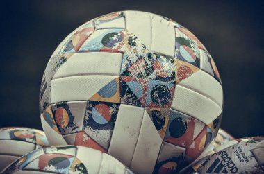 Lviv , Ukrayna - 10 Ağustos 2018: Uefa Uluslar Ligi'nin resmi topları Arena Lviv, Ukrayna'da Uefa Uluslar Ligi grup seçimi sırasında çimüzerinde yatıyor