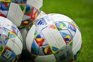 Lviv , Ukrayna - 10 Ağustos 2018: Uefa Uluslar Ligi'nin resmi topları Arena Lviv, Ukrayna'da Uefa Uluslar Ligi grup seçimi sırasında çimüzerinde yatıyor