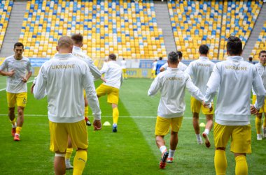 Lviv , Ukrayna - 10 Ağustos 2018: Slovakya ve Ukrayna, Ukrayna milli takımları arasında Uefa Uluslar Ligi sırasında Ukrayna takımının futbolcuları eğitimi