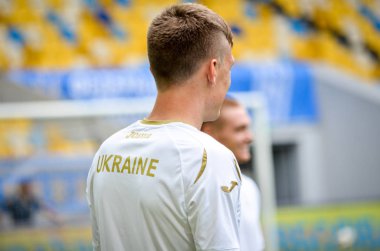 Lviv , Ukrayna - 10 Ağustos 2018: Uefa Uluslar Ligi grup seçimi sırasında Ukrayna lı futbolcu, Slovakya ve Ukrayna milli takımları arasında Arena Lviv, Ukrayna'da