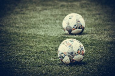 Lviv , Ukrayna - 10 Ağustos 2018: Uefa Uluslar Ligi'nin resmi topları Arena Lviv, Ukrayna'da Uefa Uluslar Ligi grup seçimi sırasında çimüzerinde yatıyor