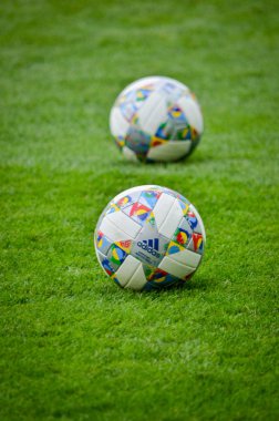 Lviv , Ukrayna - 10 Ağustos 2018: Uefa Uluslar Ligi'nin resmi topları Arena Lviv, Ukrayna'da Uefa Uluslar Ligi grup seçimi sırasında çimüzerinde yatıyor