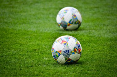 Lviv , Ukrayna - 10 Ağustos 2018: Uefa Uluslar Ligi'nin resmi topları Arena Lviv, Ukrayna'da Uefa Uluslar Ligi grup seçimi sırasında çimüzerinde yatıyor