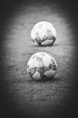 Lviv , Ukrayna - 10 Ağustos 2018: Uefa Uluslar Ligi'nin resmi topları Arena Lviv, Ukrayna'da Uefa Uluslar Ligi grup seçimi sırasında çimüzerinde yatıyor