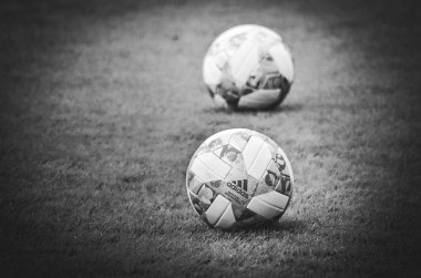 Lviv , Ukrayna - 10 Ağustos 2018: Uefa Uluslar Ligi'nin resmi topları Arena Lviv, Ukrayna'da Uefa Uluslar Ligi grup seçimi sırasında çimüzerinde yatıyor