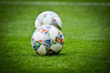 Lviv , Ukrayna - 10 Ağustos 2018: Uefa Uluslar Ligi'nin resmi topları Arena Lviv, Ukrayna'da Uefa Uluslar Ligi grup seçimi sırasında çimüzerinde yatıyor