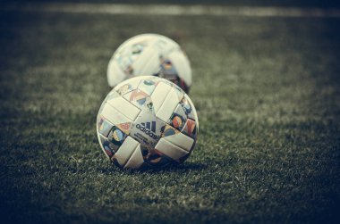 Lviv , Ukrayna - 10 Ağustos 2018: Uefa Uluslar Ligi'nin resmi topları Arena Lviv, Ukrayna'da Uefa Uluslar Ligi grup seçimi sırasında çimüzerinde yatıyor