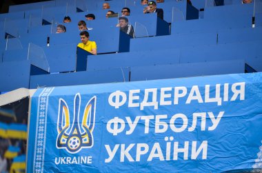 Lviv , Ukrayna - 10 Ağustos 2018: Slovakya ve Ukrayna milli takımları arasında Uefa Uluslar Ligi sırasında boş bir stadyumda Ukrayna Futbol Federasyonu logosu ve amblemi