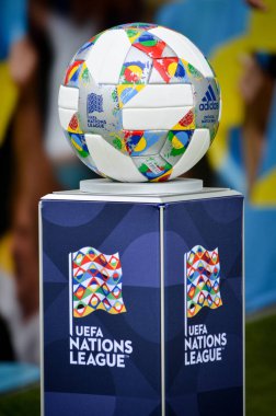 Lviv , Ukrayna - 10 Ağustos 2018: Uefa Uluslar Ligi'nin resmi topları, Ukrayna'nın Avrupa Ligi grup seçimi sırasında dik çekimde duruyor