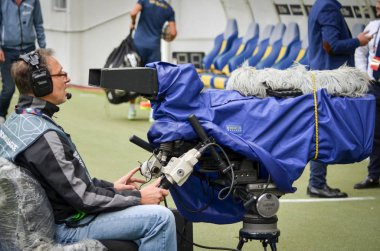 Lviv , Ukrayna - 10 Ağustos 2018: Slovakya ve Ukrayna, Ukrayna milli takımları arasında Uefa Uluslar Ligi grup seçimi sırasında kameraman maç çıkar