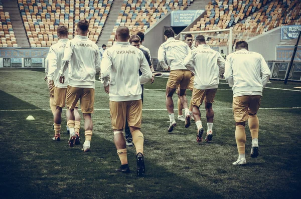 乌克兰利沃夫 2018年8月10日 在斯洛伐克和乌克兰国家队之间的欧足联联赛中训练乌克兰队的足球运动员 — 图库照片