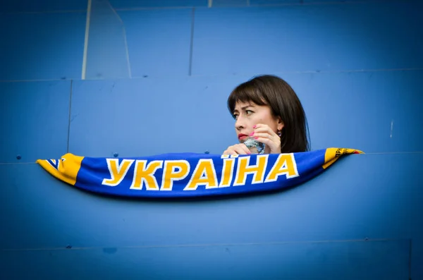 乌克兰利沃夫 2018年8月10日 乌克兰女球迷在乌克兰利沃夫体育场举行的欧足联国家联赛分组选拔中斯洛伐克和乌克兰国家队 — 图库照片