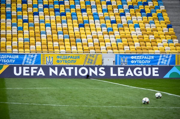 乌克兰利沃夫 2018年8月10日 在斯洛伐克和乌克兰国家队之间的欧足联国家联盟期间 在空荡荡的体育场上 欧足联国家联盟的标志和标志 — 图库照片