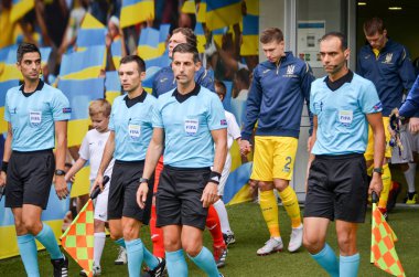 Lviv , Ukrayna - 10 Ağustos 2018: Uefa Uluslar Ligi grup seçimi sırasında Slovakya ve Ukrayna milli takımları arasında Arena Lviv, Ukrayna'da oynanan maç lar sırasında hakemler futbol sahasına gidiyor