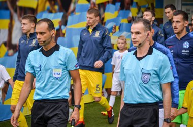 Lviv , Ukrayna - 10 Ağustos 2018: Uefa Uluslar Ligi grup seçimi sırasında Slovakya ve Ukrayna milli takımları arasında Arena Lviv, Ukrayna'da oynanan maç lar sırasında hakemler futbol sahasına gidiyor