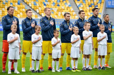 Lviv , Ukrayna - 10 Ağustos 2018: Ukrayna'nın slovakya ve Ukrayna milli takımları arasında oynanan Uefa Uluslar Ligi grup seçimi nde milli marşı