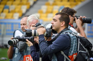Lviv , Ukrayna - 10 Ağustos 2018: Slovakya ve Ukrayna, Ukrayna milli takımları arasında Uefa Uluslar Ligi sırasında maç fotoğraf muhabirleri ve gazeteciler ateş