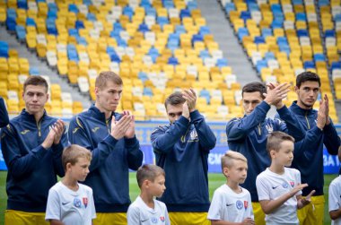 Lviv , Ukrayna - 10 Ağustos 2018: Ukrayna Milli Takımı futbolcuları, Uefa Uluslar Ligi, Ukrayna grup seçimi sırasında oyuncuyu alkışlıyor ve teşekkür ediyor