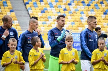 Lviv , Ukrayna - 10 Ağustos 2018: Slovakya Milli Takımı futbolcuları, Ukrayna'nın Avrupa Ligi grup seçimi sırasında oyuncuya teşekkür ve alkışlıyor