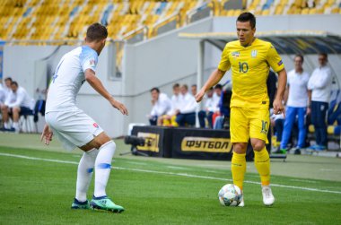 Lviv , Ukrayna - 10 Ağustos 2018: Lubomir Satka (L) Avrupa Ligi grup seçimi sırasında Yevhen Konoplyanka karşı Slovakya ve Ukrayna, Ukrayna
