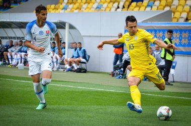 Lviv , Ukrayna - 10 Ağustos 2018: Lubomir Satka (L) Avrupa Ligi grup seçimi sırasında Yevhen Konoplyanka karşı Slovakya ve Ukrayna, Ukrayna
