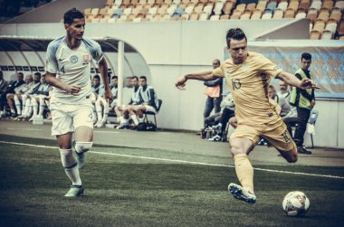 Lviv , Ukrayna - 10 Ağustos 2018: Lubomir Satka (L) Avrupa Ligi grup seçimi sırasında Yevhen Konoplyanka karşı Slovakya ve Ukrayna, Ukrayna