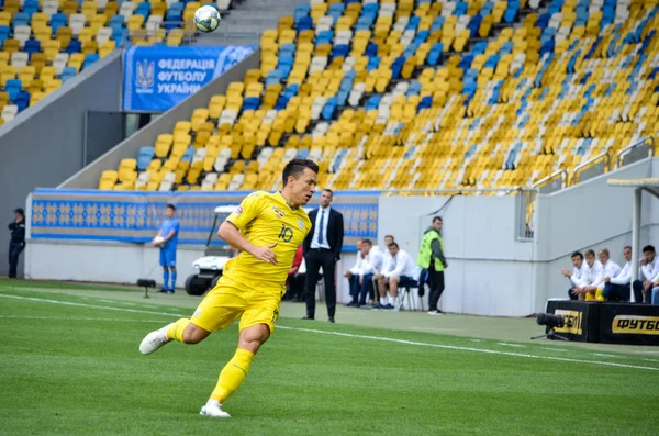 乌克兰利沃夫 2018年8月10日 叶夫亨 科诺普良卡在乌克兰利沃夫体育场举行的欧足联国家联赛分组选拔中斯洛伐克和乌克兰国家队 — 图库照片