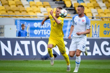 Lviv , Ukrayna - 10 Ağustos 2018: Andriy Yarmolenko ve Milan Skriniar, Slovakya ve Ukrayna milli takımları arasında Uefa Uluslar Ligi grup seçimi sırasında