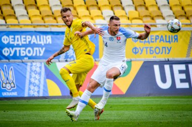 Lviv , Ukrayna - 10 Ağustos 2018: Andriy Yarmolenko ve Milan Skriniar, Slovakya ve Ukrayna milli takımları arasında Uefa Uluslar Ligi grup seçimi sırasında
