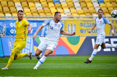 Lviv , Ukrayna - 10 Ağustos 2018: Andriy Yarmolenko ve Milan Skriniar, Slovakya ve Ukrayna milli takımları arasında Uefa Uluslar Ligi grup seçimi sırasında