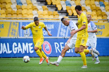 Lviv , Ukrayna - 10 Ağustos 2018: Marlos, Slovakya ve Ukrayna milli takımları arasında Uefa Uluslar Ligi grup seçimi sırasında Marek Hamsik'e karşı