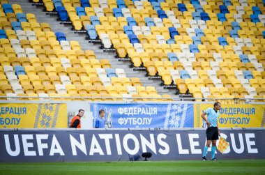 Lviv , Ukrayna - 10 Ağustos 2018: Slovakya ve Ukrayna, Ukrayna milli takımları arasında Uefa Uluslar Ligi grup seçimi sırasında arka plan Uefa Uluslar Ligi karşı bir yan yargıç