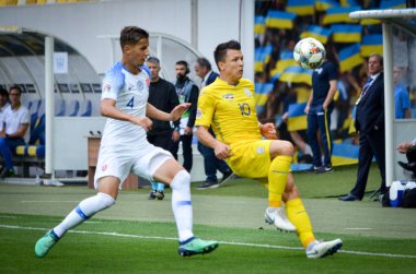 Lviv , Ukrayna - 10 Ağustos 2018: Avrupa Ligi grup elemeleri sırasında Lubomir Satka'ya karşı Yevhen Konoplyanka, Slovakya ve Ukrayna milli takımları arasında