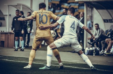 Lviv , Ukrayna - 10 Ağustos 2018: Avrupa Ligi grup elemeleri sırasında Lubomir Satka'ya karşı Yevhen Konoplyanka, Slovakya ve Ukrayna milli takımları arasında