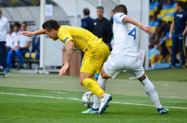 Lviv , Ukrayna - 10 Ağustos 2018: Avrupa Ligi'nde Slovakya ve Ukrayna takımları arasında oynanan Avrupa Futbol Ligi grup seçiminde Lubomir Satka (R) ile oynanan maçta Yevhen Konoplyanka
