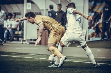 Lviv , Ukrayna - 10 Ağustos 2018: Avrupa Ligi grup elemeleri sırasında Lubomir Satka'ya karşı Yevhen Konoplyanka, Slovakya ve Ukrayna milli takımları arasında