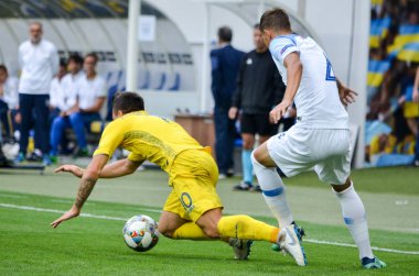 Lviv , Ukrayna - 10 Ağustos 2018: Avrupa Ligi'nde Slovakya ve Ukrayna takımları arasında oynanan Avrupa Futbol Ligi grup seçiminde Lubomir Satka (R) ile oynanan maçta Yevhen Konoplyanka