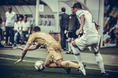 Lviv , Ukrayna - 10 Ağustos 2018: Avrupa Ligi grup elemeleri sırasında Lubomir Satka'ya karşı Yevhen Konoplyanka, Slovakya ve Ukrayna milli takımları arasında