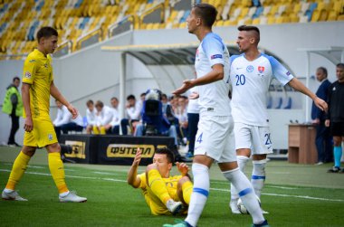 Lviv , Ukrayna - 10 Ağustos 2018: Avrupa Ligi grup elemeleri sırasında Lubomir Satka'ya karşı Yevhen Konoplyanka, Slovakya ve Ukrayna milli takımları arasında