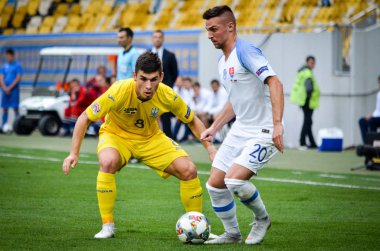 Lviv , Ukrayna - 10 Ağustos 2018: Ruslan Malinovskyi, Slovakya ve Ukrayna, Ukrayna milli takımları arasında Uefa Uluslar Ligi grup seçimi sırasında Robert Mak (R) karşı
