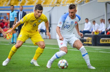 Lviv , Ukrayna - 10 Ağustos 2018: Ruslan Malinovskyi, Slovakya ve Ukrayna, Ukrayna milli takımları arasında Uefa Uluslar Ligi grup seçimi sırasında Robert Mak (R) karşı