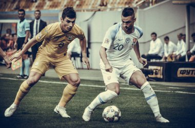 Lviv , Ukrayna - 10 Ağustos 2018: Ruslan Malinovskyi, Slovakya ve Ukrayna, Ukrayna milli takımları arasında Uefa Uluslar Ligi grup seçimi sırasında Robert Mak (R) karşı