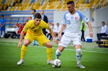 Lviv , Ukrayna - 10 Ağustos 2018: Ruslan Malinovskyi, Slovakya ve Ukrayna, Ukrayna milli takımları arasında Uefa Uluslar Ligi grup seçimi sırasında Robert Mak (R) karşı