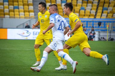Lviv , Ukrayna - 10 Ağustos 2018: Ruslan Malinovskyi, Slovakya ve Ukrayna, Ukrayna milli takımları arasında Uefa Uluslar Ligi grup seçimi sırasında Robert Mak (R) karşı