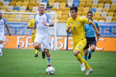 Lviv , Ukrayna - 10 Ağustos 2018: Juraj Kucka, Slovakya ve Ukrayna, Ukrayna milli takımları arasında Uefa Uluslar Ligi grup seçimi sırasında Ruslan Malinovskyi'ye karşı