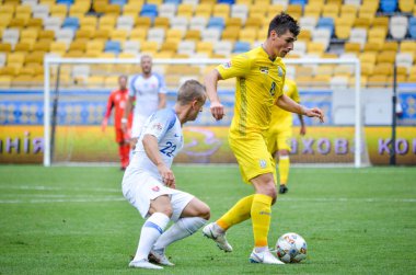 Lviv , Ukrayna - 10 Ağustos 2018: Ruslan Malinovskyi, Slovakya ve Ukrayna milli takımları arasında Oynanan Uefa Uluslar Ligi grup seçimisırasında Stanislav Lobotka 'ya (L) karşı